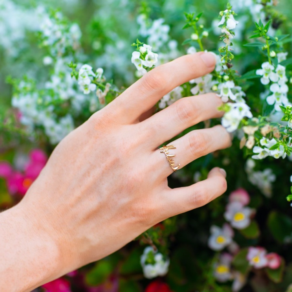 Personalised Signature Ring on a model