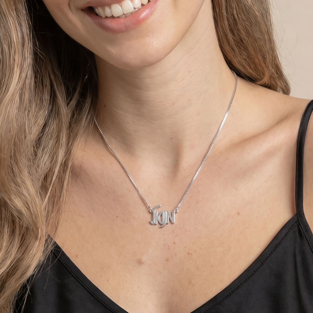 Chic HB28369 necklace worn by a model, highlighting a contemporary letter style