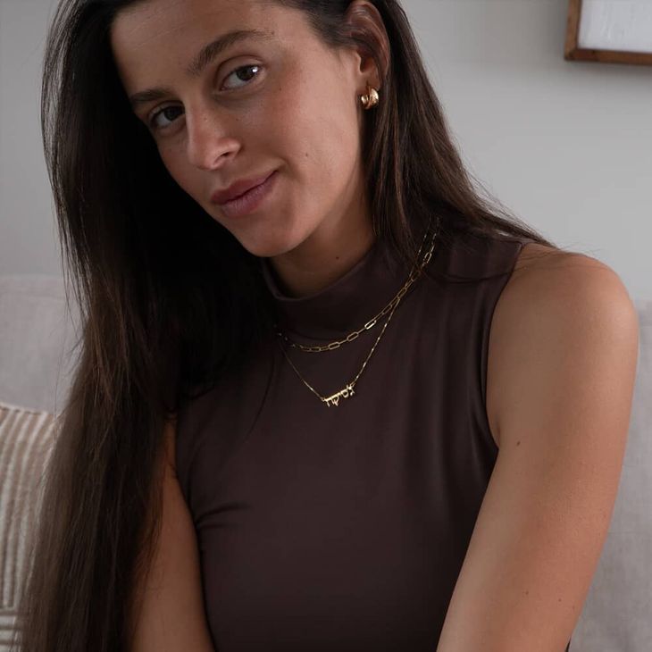 Custom Hebrew Name Necklace – Dainty Personalized Jewelry model