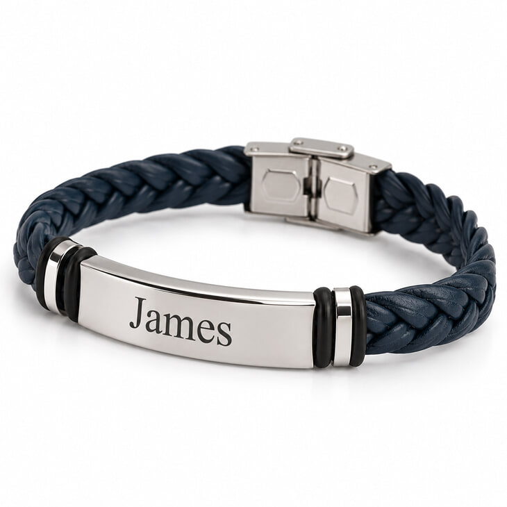 Navy blue braided leather bracelet highlighted by a silver engraved detail